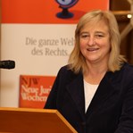 Die Hessische Justizministerin Eva Kühne-Hörmann, zugleich Schirmherrin der diesjährigen Regino-Preisverleihung, begrüßt die Teilnehmer der Veranstaltung.